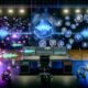 Modernes Tonstudio mit digitalem Schreibtisch, holografischen Audio-Grafiken, schematischen Wellenformen und visualisierter KI im Stil des Audiomarketings 2025.