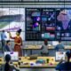 Dynamische Datenprofis arbeiten zusammen an digitalen Bildschirmen, verwandeln rohe Tabellen in visuelle Storytelling-Charts mit klaren Farben, Icons und Verbindungslinien in einem modernen Workspace mit Laptops, Kaffee und Sticky Notes.