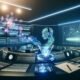 Futuristischer Kontrollraum mit KI-Wesen am Mischpult, umgeben von holografischen Grafiken, Computerbildschirmen und menschlicher Beobachtung im Hintergrund