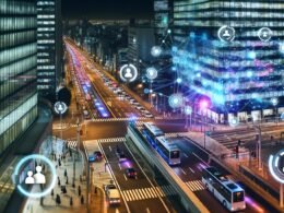 Futuristische Großstadt bei Nacht, mit leuchtenden Datenströmen, autonomen Bussen, Drohnen und digital eingeblendeten Diagrammen vor gläsernen Hochhäusern. Menschen nutzen Smartphones, während Sensoren und Kameras integriert sind.