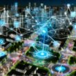 Futuristische Großstadt bei Nacht mit leuchtenden Datenströmen, holographischen Interfaces, autonomen Fahrzeugen, KI- und Cloud-Symbolen sowie moderner urbaner Infrastruktur.