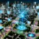 Futuristische Großstadt bei Nacht mit leuchtenden Datenströmen, holographischen Interfaces, autonomen Fahrzeugen, KI- und Cloud-Symbolen sowie moderner urbaner Infrastruktur.