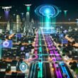 Nachtaufnahme einer futuristischen Großstadt mit leuchtenden Hochhäusern, autonomen Autos, Drohnen, vielen Sensoren und digitalen Lichtlinien, die KI-gestützte Vernetzung symbolisieren.