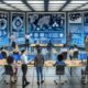 Futuristisches Open-Space-Marketingbüro 2025 mit diversen Teammitgliedern vor Dashboards, Whiteboards und vernetzten KI-Systemen, die Datenströme visualisieren.