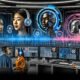 Futuristischer Arbeitsbereich mit mehreren Descript-Monitoren, Audio-Wellenformen, TTS-Einstellungen und einem diversen Team im kollaborativen Austausch zwischen KI-Hologrammen und Sprach-Avataren.