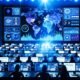Dynamischer digitaler Marketing-Kontrollraum mit mehreren Monitoren, die globalen User Generated Content und leuchtende KPIs zeigen, während Marketer Daten analysieren.