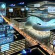 Futuristische Stadt bei Nacht mit beleuchteten Hochhäusern, fliegenden Autos, holografischen Diagrammen, digitaler Infrastruktur und einer zentralen KI-Zentrale.