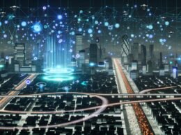 Futuristische Großstadt bei Nacht mit beleuchteten Datenströmen, holografischen Bedienoberflächen, digitalen Mustern an Wolkenkratzern, autonomen Fahrzeugen, Drohnen und einem riesigen neuronalen Netz am Himmel.