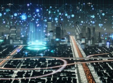 Futuristische Großstadt bei Nacht mit beleuchteten Datenströmen, holografischen Bedienoberflächen, digitalen Mustern an Wolkenkratzern, autonomen Fahrzeugen, Drohnen und einem riesigen neuronalen Netz am Himmel.