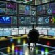 Kontrollraum mit großen Bildschirmen, auf denen Datenvisualisierungen und KPIs angezeigt werden, Analyst arbeitet konzentriert mit Tableau, Power BI und Qlik Tools.