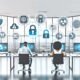 Team von Marketer:innen in hellem Büro arbeitet an transparenten Computern mit Symbolen für Verschlüsselung, Consent-Management und Datensicherheit. Im Hintergrund sind DSGVO und Compliance-Grafiken zu sehen.