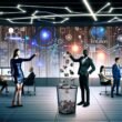 Digital-Marketing-Team analysiert Echtzeitdaten und Analytics-Dashboards in einem futuristischen Büro, während der Wechsel von Intuition zu datengestützten Entscheidungen symbolisiert wird.