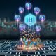 Futuristisches Podcast-Studio im Herzen einer verfallenden Stadt aus Tech-Logos mit Blockchain-Ketten, NFTs und Web3-Elementen, podcaster bedienen holografische Schnittstellen.