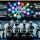 Futuristischer, effizienter Arbeitsbereich mit diversen Personen, Notion-Dashboard, KI-, SEO- und Podcast-Symbolen in technischer Atmosphäre.