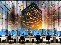 Chaotische Büroszene mit gestressten Angestellten vor Bildschirmen voller Software-Tools, Popups und Warnsymbole, dahinter aufbrechende Datensilos mit fließenden, bunten Datenströmen.
