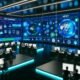 Futuristische Agentursteuerzentrale mit großen Dashboards, Datenströmen, Entwickler:innen und Marketer:innen an Laptops, umgeben von blauen und neongrünen Lichtern sowie Grafiken zu Echtzeit-Videoüberwachung und KI.