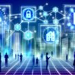 Futuristische Stadt mit Blockchain-Netzwerken, Smart Contracts, digitalisierten Staatsfunktionen und Menschen, die mit holografischen Overlays interagieren.