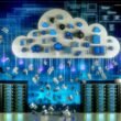 Futuristische Serverlandschaft mit verstreuten Serverracks, Datensymbolen, Roboterarmen und leuchtendem zentralen Datenpool in kühlen Blau- und Neontönen.