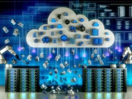 Futuristische Serverlandschaft mit verstreuten Serverracks, Datensymbolen, Roboterarmen und leuchtendem zentralen Datenpool in kühlen Blau- und Neontönen.