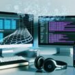 Modernes Homeoffice mit mehreren Monitoren, Notion-Oberfläche, E-Mail-Chaos, To-Do-Listen, Smartphone mit Aufnahme-App, Kopfhörern und visualisierten KI-Automatisierungen im Cyberpunk-Stil.