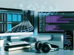 Modernes Homeoffice mit mehreren Monitoren, Notion-Oberfläche, E-Mail-Chaos, To-Do-Listen, Smartphone mit Aufnahme-App, Kopfhörern und visualisierten KI-Automatisierungen im Cyberpunk-Stil.