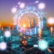 Futuristische, cyberpunk-inspirierte Stadt bei Dämmerung mit beleuchteten Gebäuden, holografischen Blockchain-Protokollen, Bürgern beim digitalen Voting und einem schwebenden dezentralen Netzwerkdiagramm, das Governance repräsentiert.
