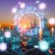 Futuristische, cyberpunk-inspirierte Stadt bei Dämmerung mit beleuchteten Gebäuden, holografischen Blockchain-Protokollen, Bürgern beim digitalen Voting und einem schwebenden dezentralen Netzwerkdiagramm, das Governance repräsentiert.