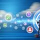 Dynamische Illustration eines Marketing-Teams vor vernetzten, futuristischen Datenströmen und Plattform-Icons, die den Wandel zu einem zentralen Daten-Hub zeigen
