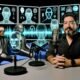 Futuristisches Podcast-Studio mit Moderator, digitalen Monitoren, KI-Wellenformen, holografischen Übersetzungs-Avataren und virtuellen Gästen verstorbener Berühmtheiten.