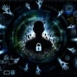 Illustration einer digitalen Silhouette mit Datenfragmenten, umgeben von Schattenhänden, leuchtenden Datenströmen und Symbolen für Behörden und große Tech-Unternehmen.