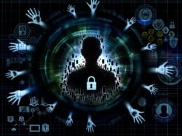 Illustration einer digitalen Silhouette mit Datenfragmenten, umgeben von Schattenhänden, leuchtenden Datenströmen und Symbolen für Behörden und große Tech-Unternehmen.