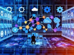 Minimalistische Illustration eines modernen Marketingbüros mit Person vor mehreren Bildschirmen, die Marketing-Tools und fließende Datenströme zeigen. Im Hintergrund Cloud-Symbole, Serverracks und Monitoring-Icons in blauen Tönen mit Neon-Orange und Lila.