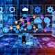 Minimalistische Illustration eines modernen Marketingbüros mit Person vor mehreren Bildschirmen, die Marketing-Tools und fließende Datenströme zeigen. Im Hintergrund Cloud-Symbole, Serverracks und Monitoring-Icons in blauen Tönen mit Neon-Orange und Lila.