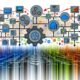 Dynamische Illustration eines automatisierten Datenintegration-Workflows mit vernetzten Systemen, farbigen Datenströmen, Echtzeit-Dashboards, API- und Cloud-Icons sowie Zahnrädern für Effizienz.