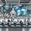 Futuristisches PR-Büro mit digitalen Dashboards, KI-gestützten Workflows, Datenvisualisierung und automatisierten Prozessen. Im Hintergrund verblasste traditionelle PR-Werkzeuge wie Faxgeräte und gedruckte Pressemitteilungen.