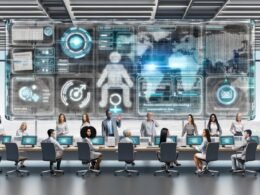 Futuristisches PR-Büro mit digitalen Dashboards, KI-gestützten Workflows, Datenvisualisierung und automatisierten Prozessen. Im Hintergrund verblasste traditionelle PR-Werkzeuge wie Faxgeräte und gedruckte Pressemitteilungen.