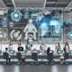 Futuristisches PR-Büro mit digitalen Dashboards, KI-gestützten Workflows, Datenvisualisierung und automatisierten Prozessen. Im Hintergrund verblasste traditionelle PR-Werkzeuge wie Faxgeräte und gedruckte Pressemitteilungen.