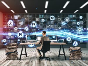 Moderner Arbeitsplatz eines PR-Profis mit mehreren Monitoren, digitalen Dashboards und abstrakten KI-Datenströmen in urbaner Office-Atmosphäre.