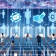 Futuristischer digitaler Wahlraum mit Menschen an holografischen Interfaces, Blockchain-Symbolen und Smart Contracts als visuelle Ebenen im Hintergrund.