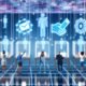 Futuristischer digitaler Wahlraum mit Menschen an holografischen Interfaces, Blockchain-Symbolen und Smart Contracts als visuelle Ebenen im Hintergrund.
