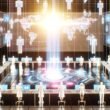 Futuristischer Raum mit Menschen an Holo-Screens, die digitale Abstimmungen durchführen, umgeben von Blockchain-Visualisierungen und einem leuchtenden Wahldashboard.