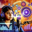 Podcaster mit Headset vor Mikrofon und komplexem Podbean Dashboard mit Werbebannern, Lautsprechern, digitalen Linien und Zahnrädern.