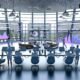 Futuristisches Großraumbüro mit Marketern, die vor großen Displays mit KI-Inhaltsanalysen und strategischen Hologrammen arbeiten