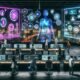 Cyberpunk-inspirierte Redaktion mit Menschen, Avataren, Hologrammen, leuchtenden Schaltflächen und futuristischer Stadt bei Nacht