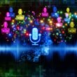 Futuristische Soundwave aus bunten Neonlinien mit verpixelten Avataren, KI-Chip und holografischen Mikrofonen in digitaler Matrix.