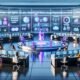 Modernes Büro 2025 mit digitalen Marketern, holografischen Bildschirmen, großem Content-Strategie-Dashboard und KI-Assistent im Vordergrund