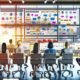 Modernes Online-Marketing-Team analysiert verschiedene Datenquellen auf großen Monitoren mit farbigen Dashboards, sichtbaren Fehlern und Warnsymbole betonen Herausforderungen bei der Datenqualität.