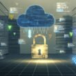 Stilisiertes Konzeptbild: Offenes Türschloss an Glastür, Datensicherheitsbegriffe darüber, leuchtende Datenströme in modernen Bürogebäuden, verstreute App- und Server-Symbole mit Warnzeichen, Cloud mit Datenflüssen und lauernde Person im Hoodie.