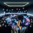 Person mit Kopfhörern in einem futuristischen Studio, umgeben von schwebenden Soundwellen, abstrakten Formen und Symbolen für Head-Tracking, Binaural Audio und Web-Integration.