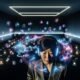 Person mit Kopfhörern in einem futuristischen Studio, umgeben von schwebenden Soundwellen, abstrakten Formen und Symbolen für Head-Tracking, Binaural Audio und Web-Integration.